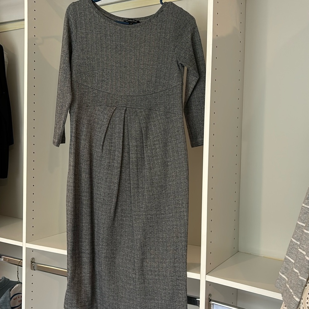 This Isabella Oliver maternity dress is size 3 (which is US size 8).